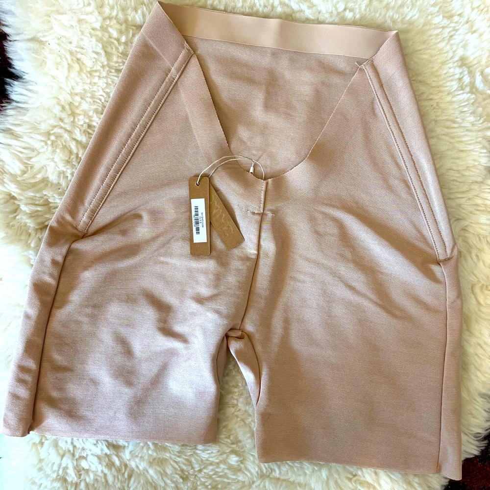 *NWT* SKIMS Sheer Sculpt Low Back Short